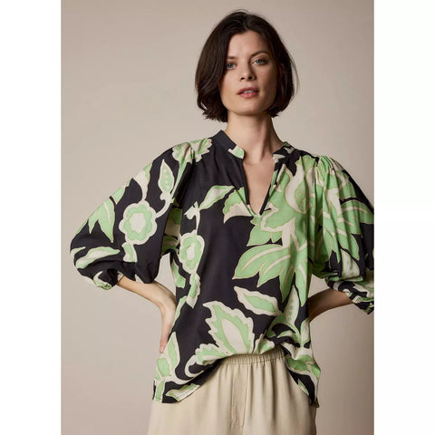This straight blouse with botanical print made from a cotton and viscose blend has a straight fit and a subtle stand-up collar with a deep V neck