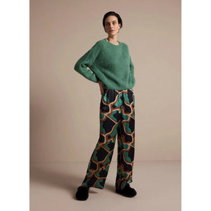Wide-leg trousers made from a smooth-fitting, textured viscose fabric. The trousers have a Summum elastic waist and the fabric features a graphic print. The jeans have slit pockets at the front and flap pockets at the back.