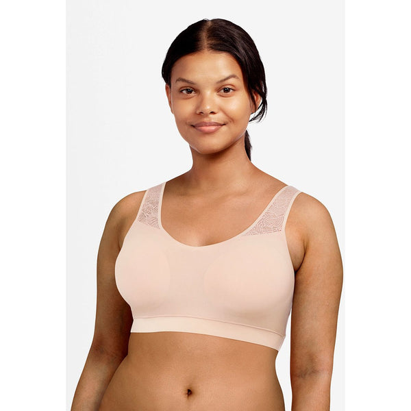 A new version with flat and timeless lace placed on the straps and all over the back for a more feminine and modern look. A second skin lounge bra made with a 360° degree stretch fabric at the front, adapting perfectly to all body shapes. The softeness of the fabrics and the seamless construction provide a great comfort. Non removable pads for a better support all day long.