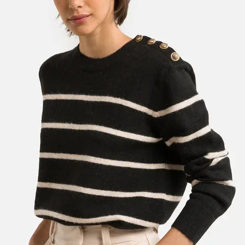  Marine spirit with vertical stripes on the chest on this contrasting sweater, finished with golden marine spirit buttons on one shoulder. Ribbed round neck and ribbed at the base and cuffs.