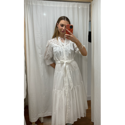 Buttoned floral midi dress with openwork details -Front buttoned closure -Removable tone-on-tone belt -Ruffles at the bottom of the garment -Lavaliere colar with lace