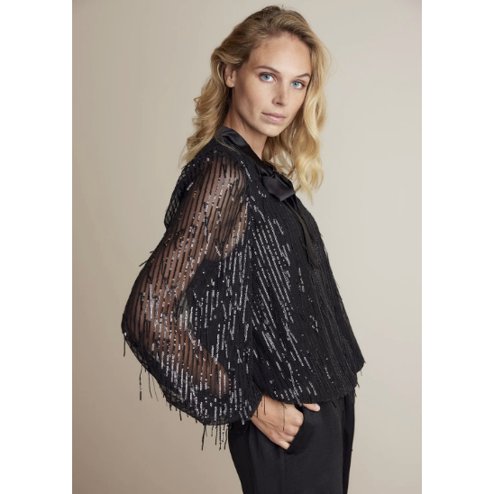 Top with patch fringing and small sequins. The relaxed top has long sleeves with smocked cuffs, a round neck with a slit and a silky touch bow collar.