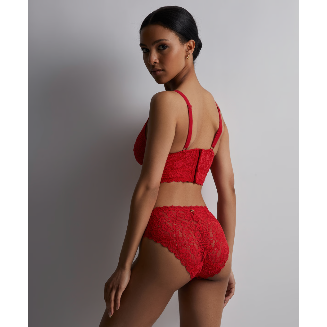 Extremely seductive, it embraces the curves with unrivalled comfort, combined with jacquard lace inspired by the rose d Ispahan. This timeless piece is the ultimate in comfort and seduction.