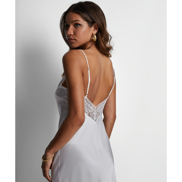 An ultra-glamorous long nightie with a very pronounced back to enhance the silhouette