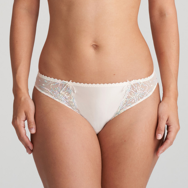 The embroidery runs onto the hips and highlights the elegant cut of these rio briefs. Boudoir Cream is a timeless shade that will lend a touch of luxury to your look.