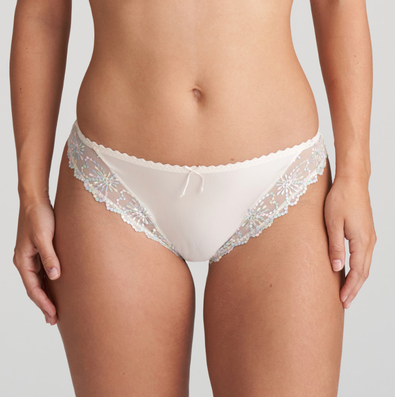 Playful and sexy: the perfect way to describe these Italian briefs. The embroidery at the back adds a seductive touch. Boudoir Cream is a timeless shade that will lend a touch of luxury to your look.
