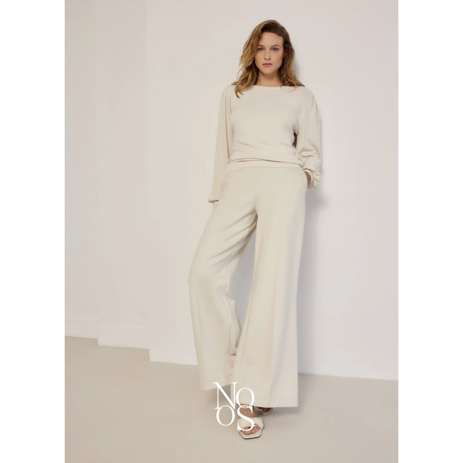 Wide-leg, boot-cut trousers with a permanent press fold, front slit pockets and stitched welt pockets at the back. The back of the waistband feature elastic with the Summum logo.