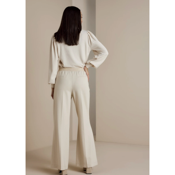 Wide-leg, boot-cut trousers with a permanent press fold, front slit pockets and stitched welt pockets at the back. The back of the waistband feature elastic with the Summum logo.