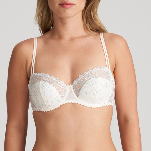 This balcony bra combines it effortlessly. The fine shoulder straps create a fresh look. Boudoir Cream is a timeless shade that will lend a touch of luxury to your look.