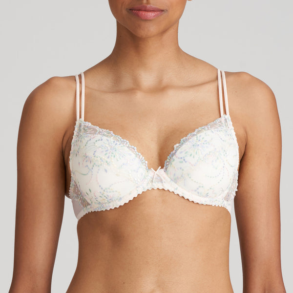 This push-up bra has a sexy cleavage decorated with delicate embroidery. You can choose more or less lifting of your bosom thanks to the removable pads in C to E-cup. Boudoir Cream is a timeless shade will lend a touch of luxury to your look.
