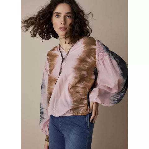 Be a style icon in this dip dye top with roomy puff sleeves with elastic at the bottom and smocked shoulders. The dip-dye print gives you a contemporary look.