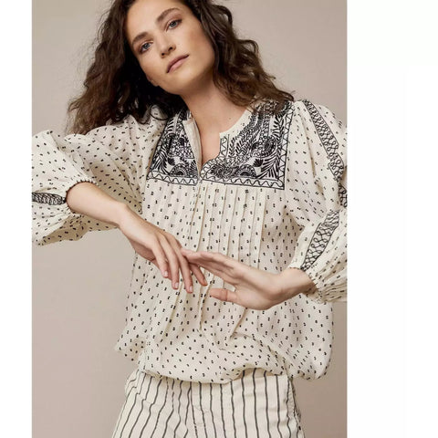 his bohemian blouse is designed for a confident, refreshing look. It’s easy to combine with other items thanks to the two-tone colouring and it’s flattering for any figure thanks to the V-slit, balloon sleeves and elasticated cuffs. The embroidered detail on the front panel and the length of the sleeves add a fresh touch to this blouse.