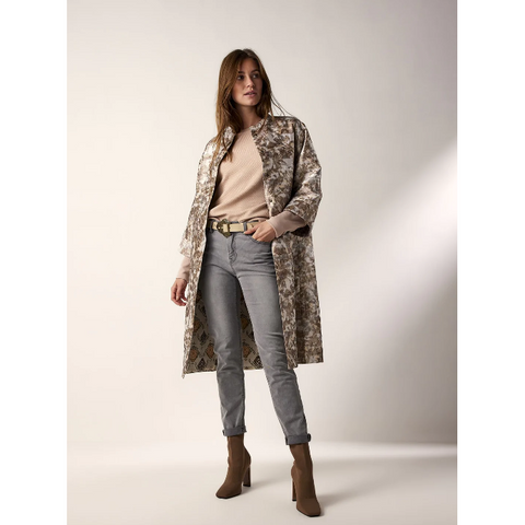 A beautiful, lightweight fabric with a woven pattern and glittery yarn for a touch of glamour. The coat has a round neck with a concealed button fastening at the front and relaxed sleeves for a comfortable fit.