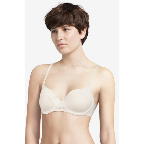 A T-Shirt Bra  offering support and softness. The cups are covered with extra soft, flat floral lace, elegantly decorated with a fabric band to bring modernity to the shape.