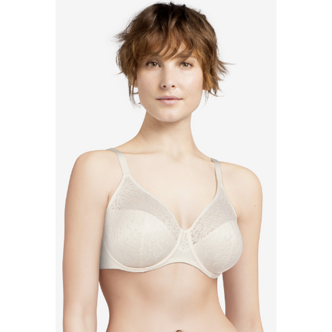 A boldly modern moulded bra which offers a high level of support thanks to its constructed lining. The Cup is lined with mesh on the top part to bring lightness and femininity to the shape.